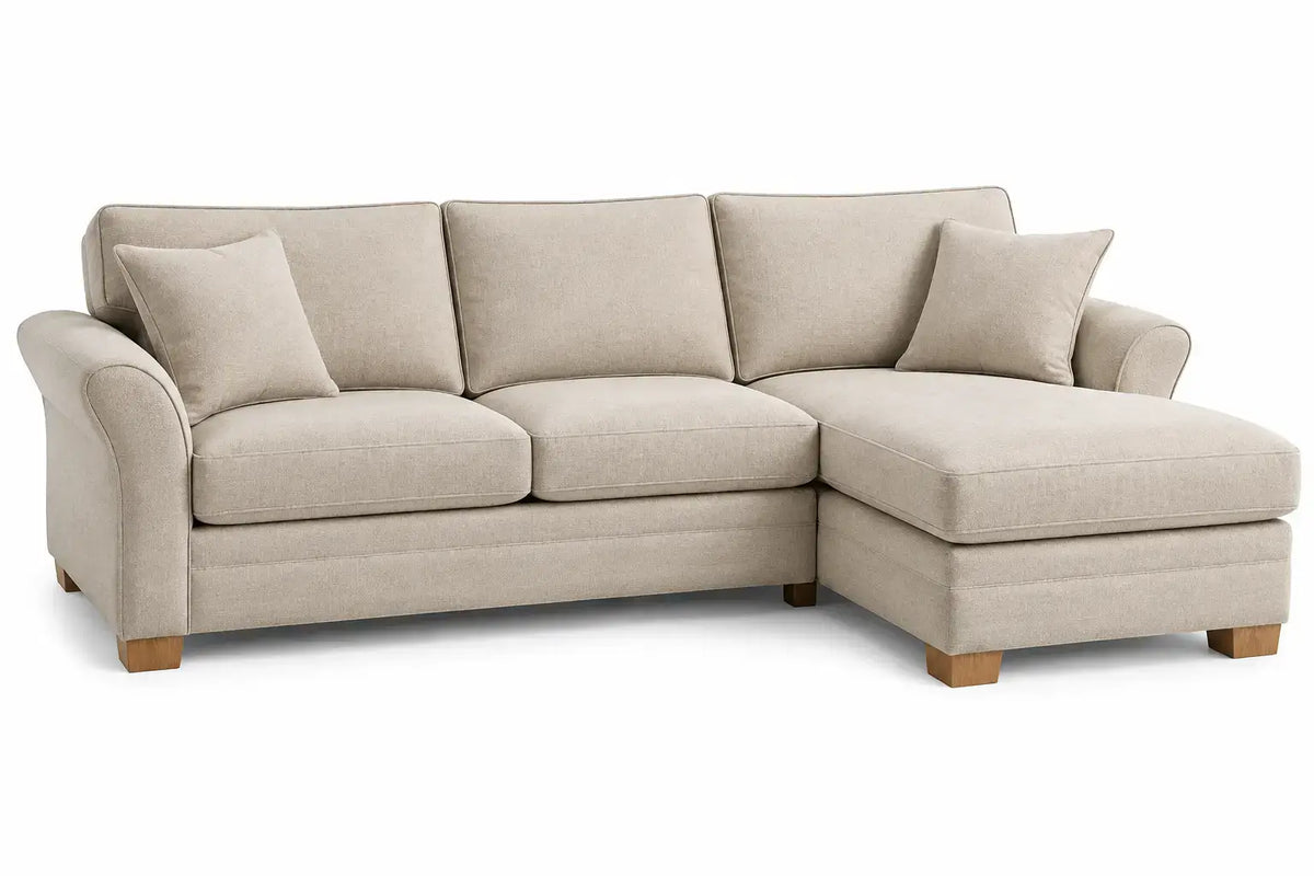 Sofá esquinero tapizado con patas elevadas, beige